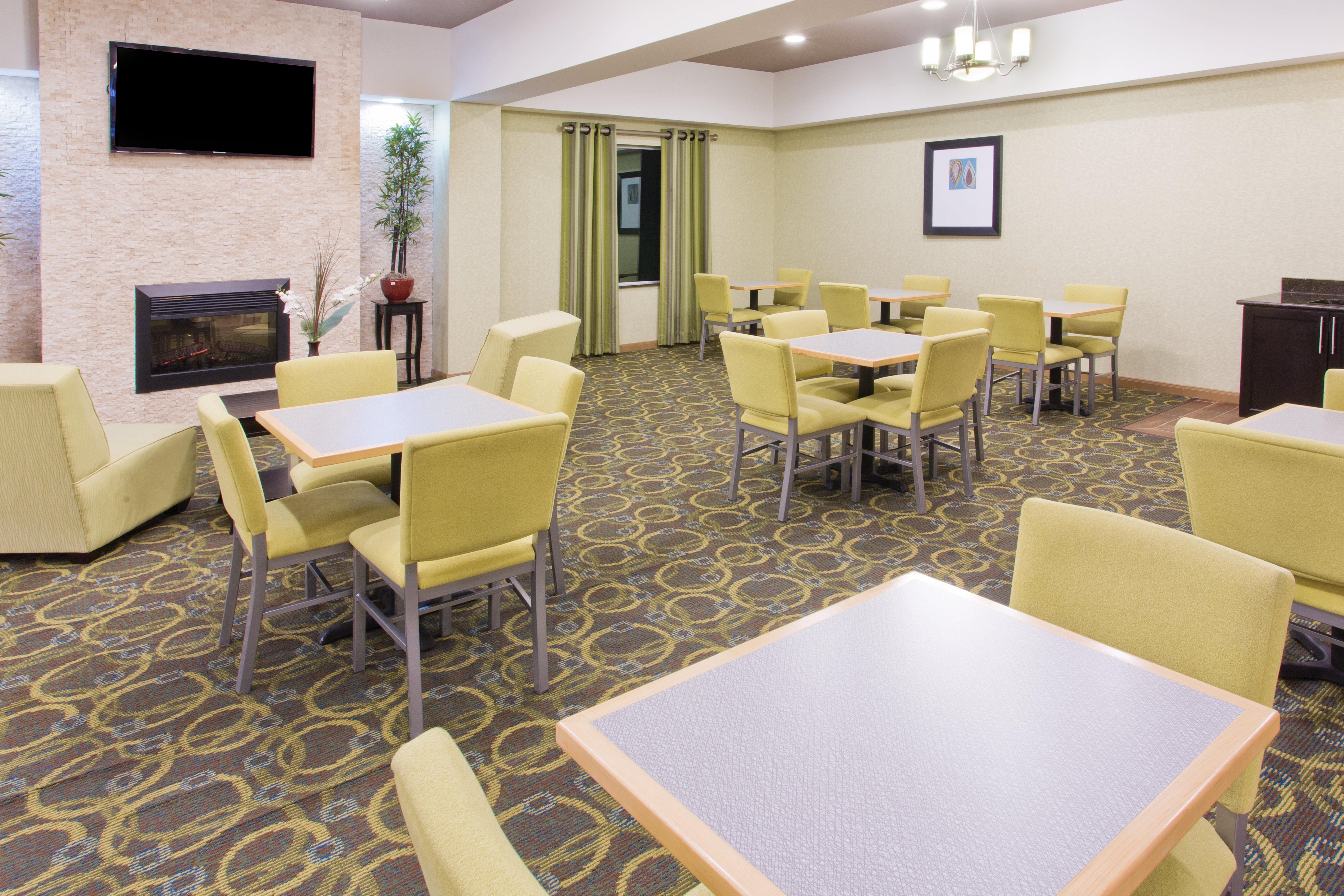 Holiday Inn Express Hotel & Suites Alvarado By Ihg Exterior photo