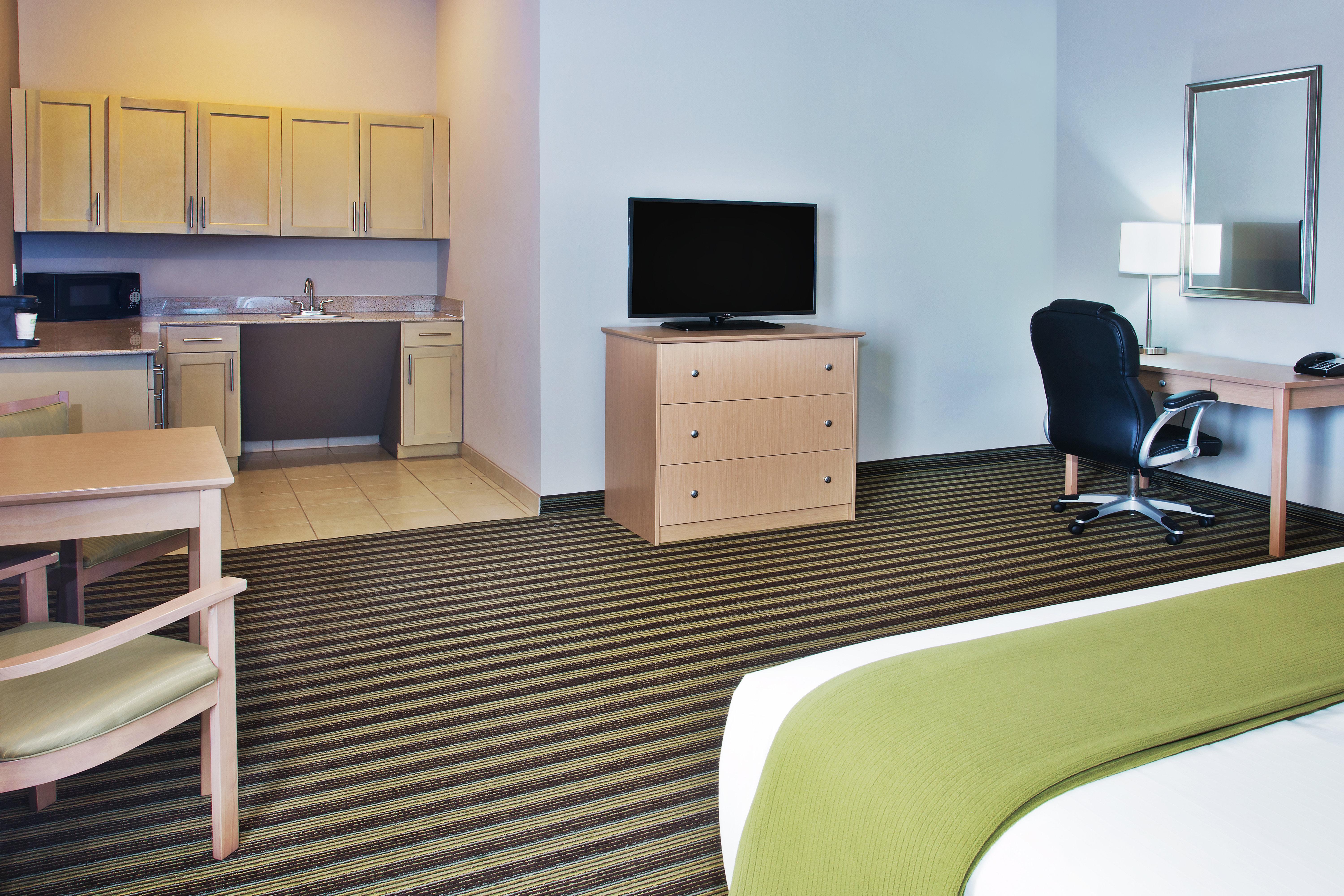 Holiday Inn Express Hotel & Suites Alvarado By Ihg Exterior photo