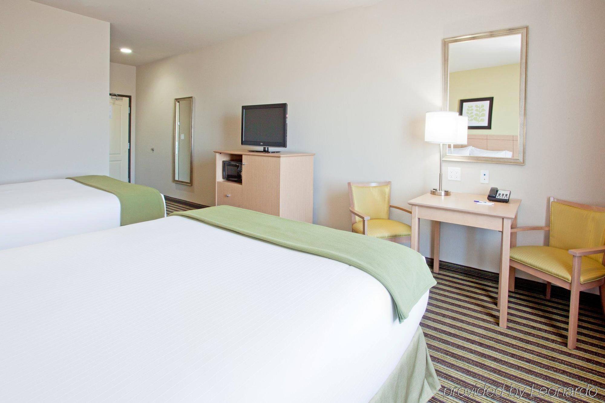 Holiday Inn Express Hotel & Suites Alvarado By Ihg Room photo