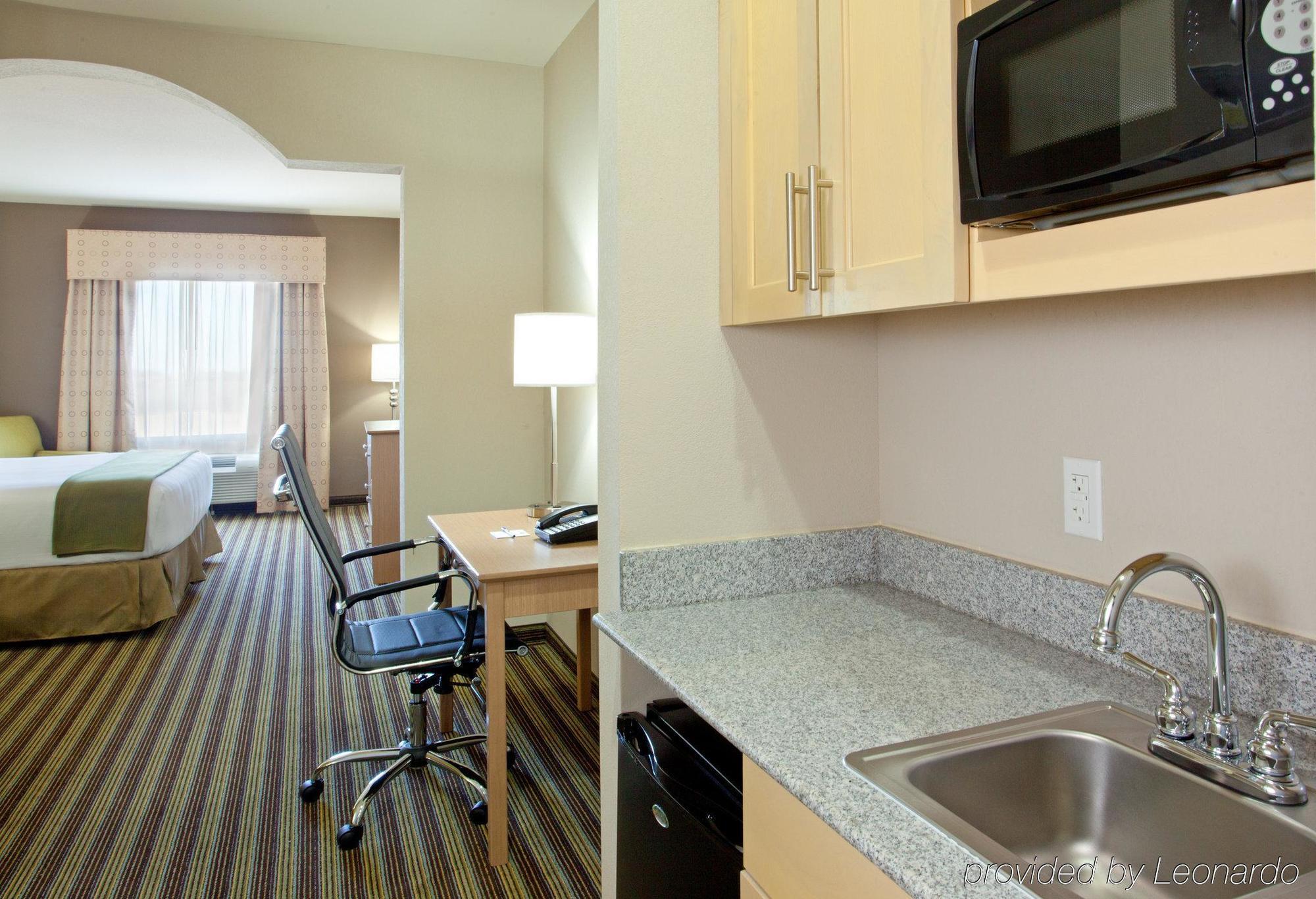 Holiday Inn Express Hotel & Suites Alvarado By Ihg Room photo