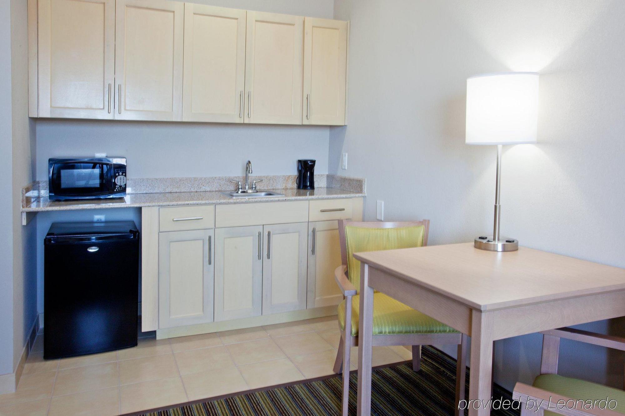 Holiday Inn Express Hotel & Suites Alvarado By Ihg Room photo